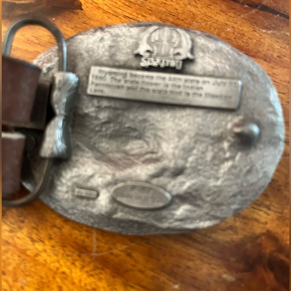 Siskiyou Wyoming Belt Buckle W/ 2 Embossed Belts - Picture 2 of 5